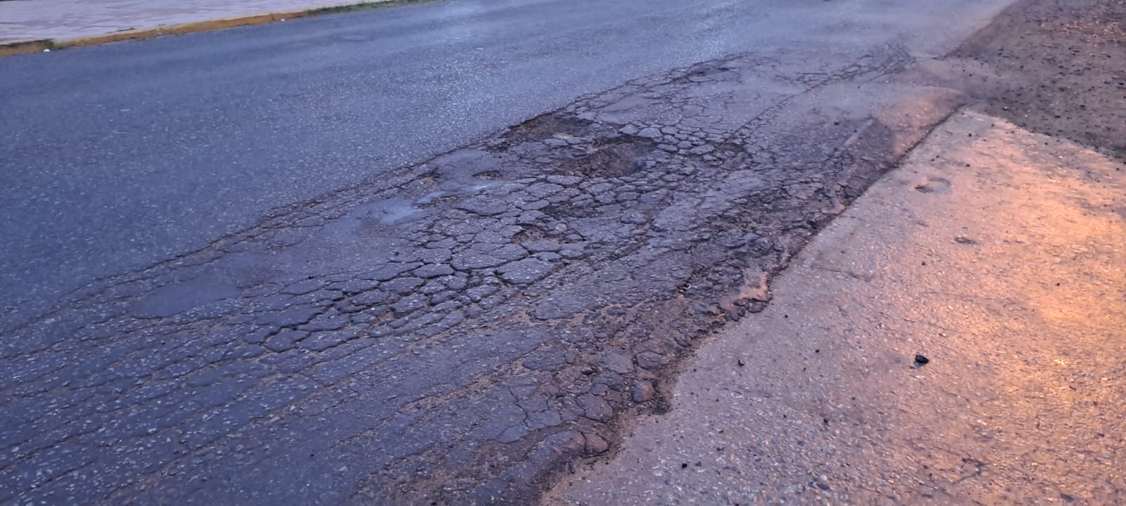 Ensenada, un campo minado: enorme bache en camino Rivadavia y Haramboure